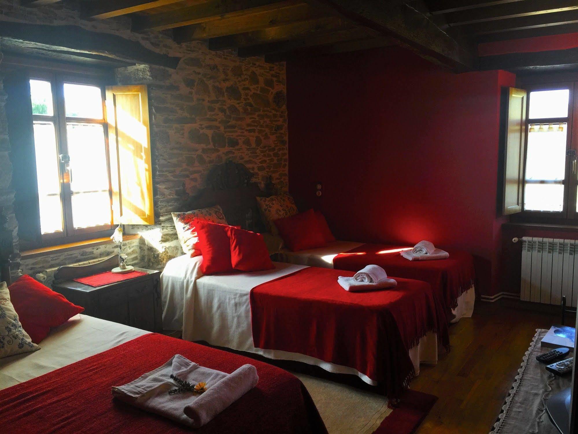 Os Tres Teixos Hotel Adelan Ngoại thất bức ảnh